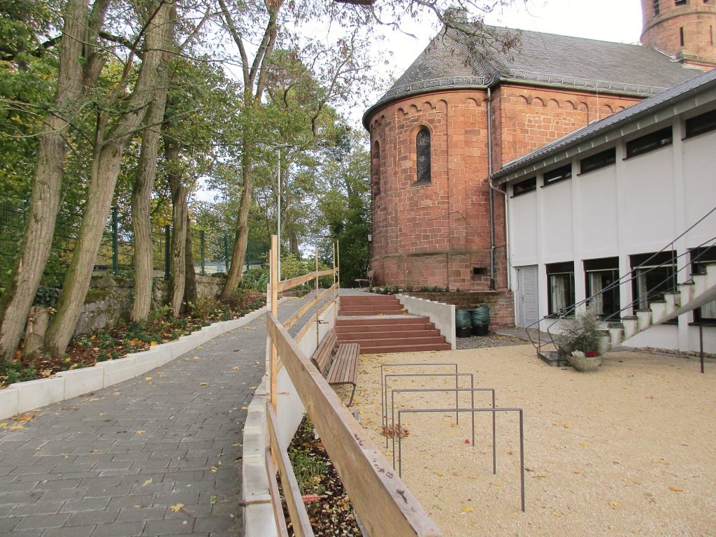 Neue barrierearme Rampe hinter der evangelischen Kirche Lorsch